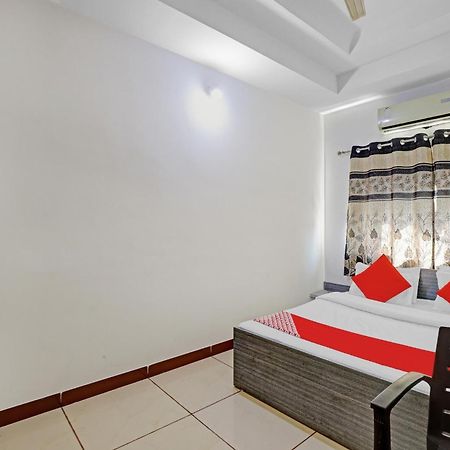 Hotel Velvet Rajkot Exterior photo