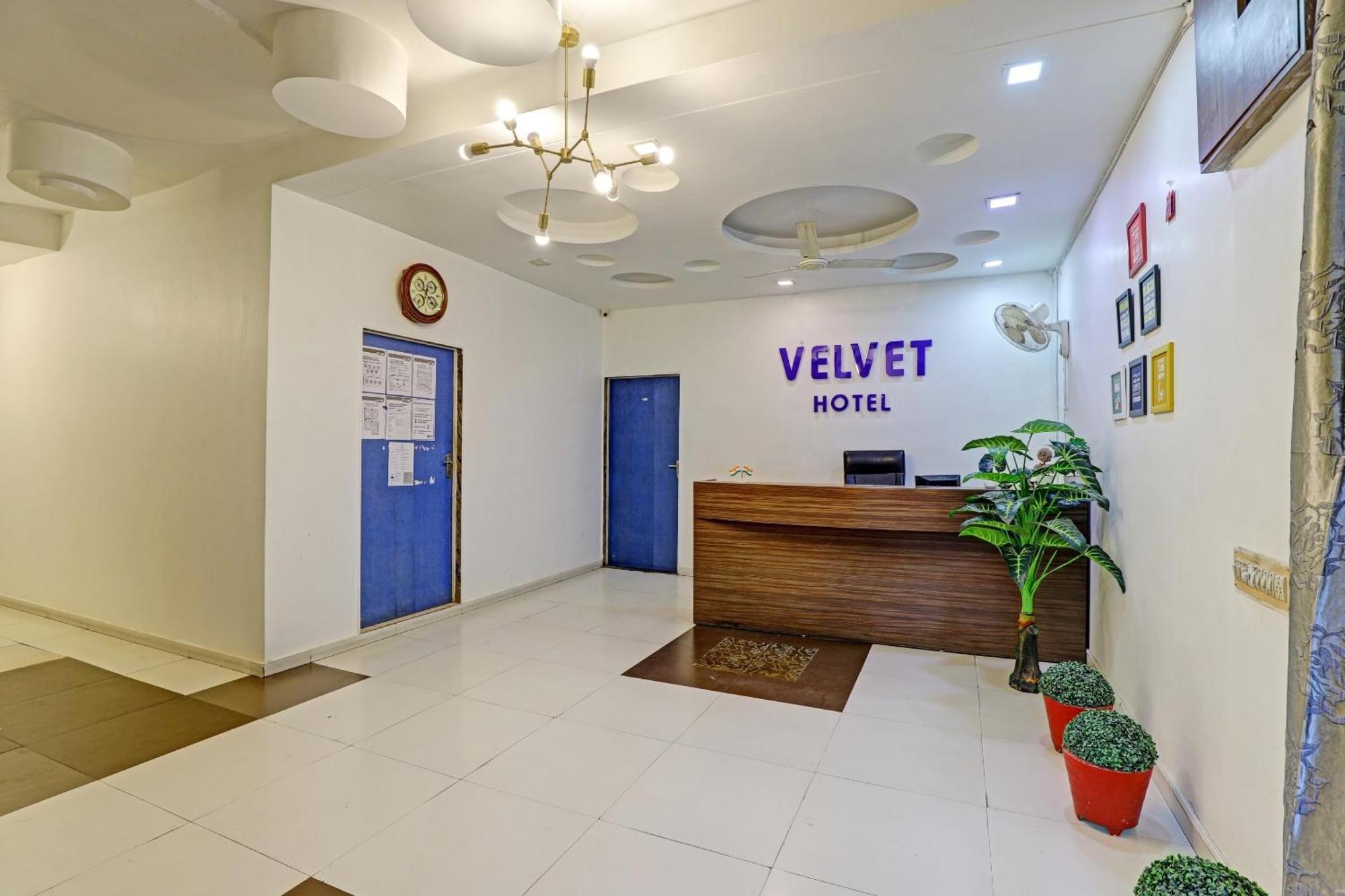 Hotel Velvet Rajkot Exterior photo
