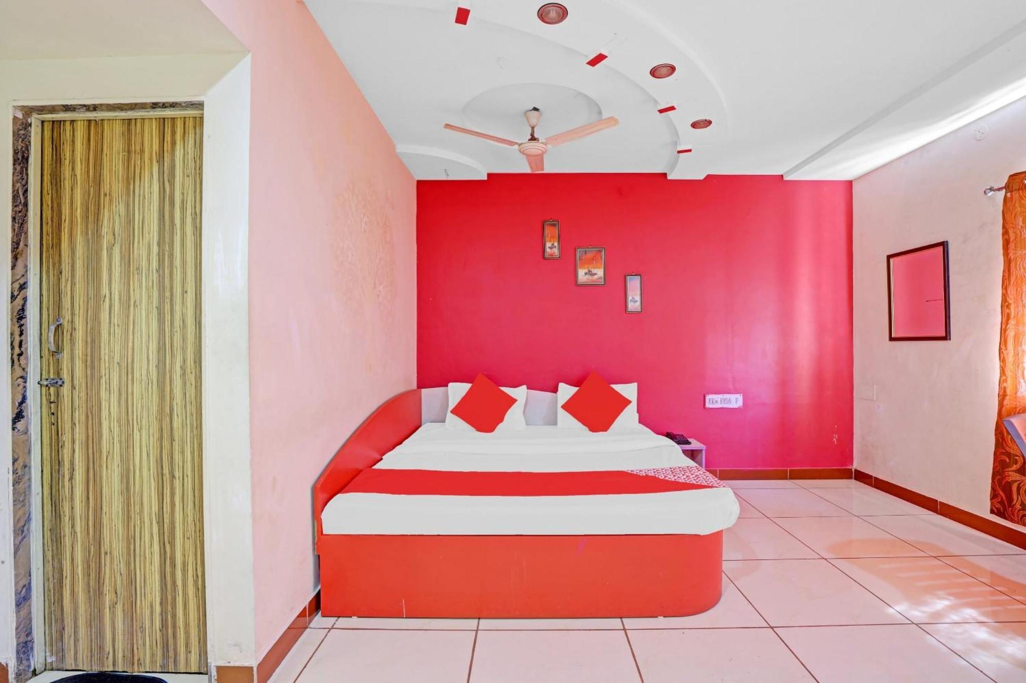 Hotel Velvet Rajkot Exterior photo