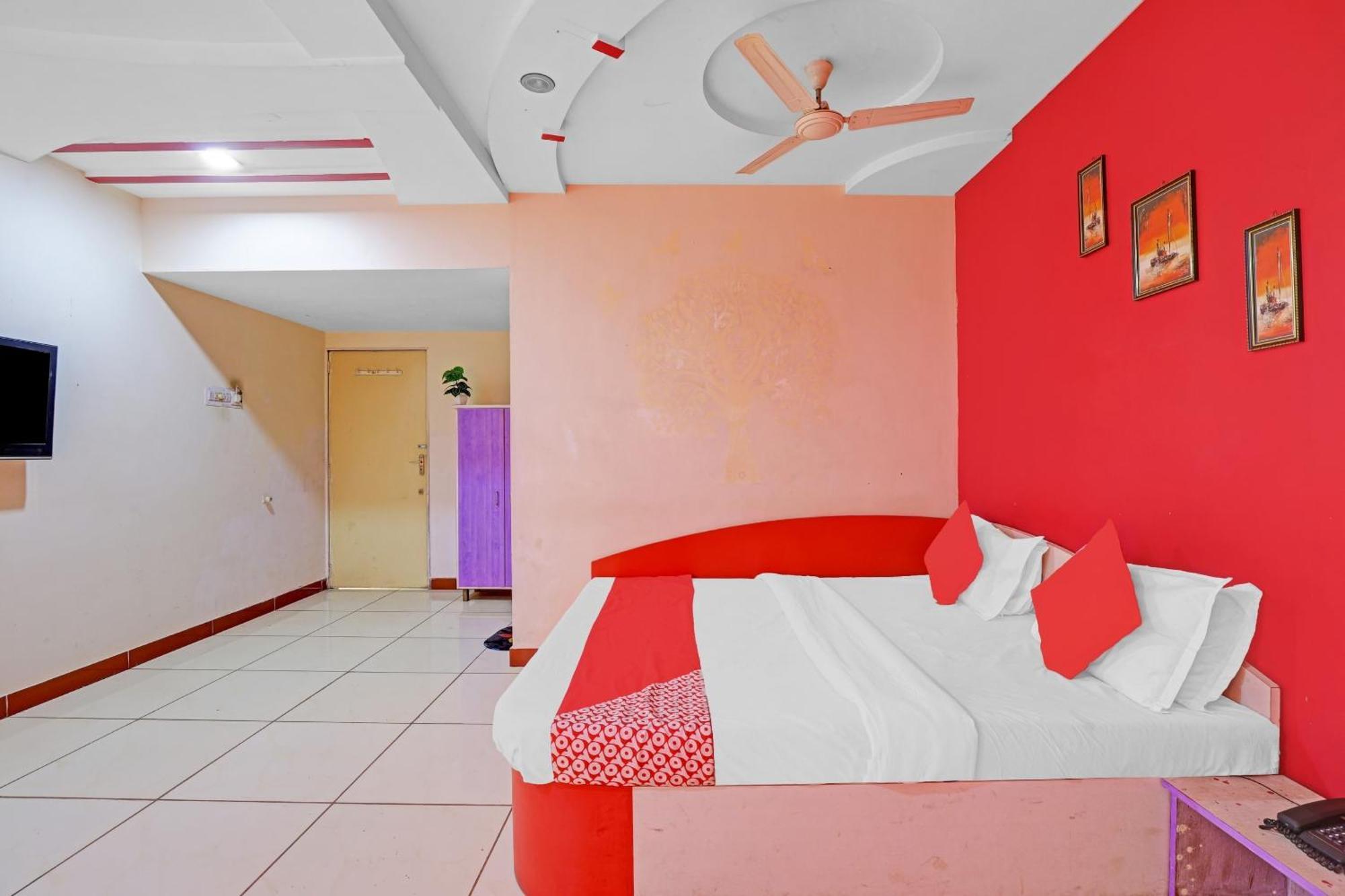 Hotel Velvet Rajkot Exterior photo