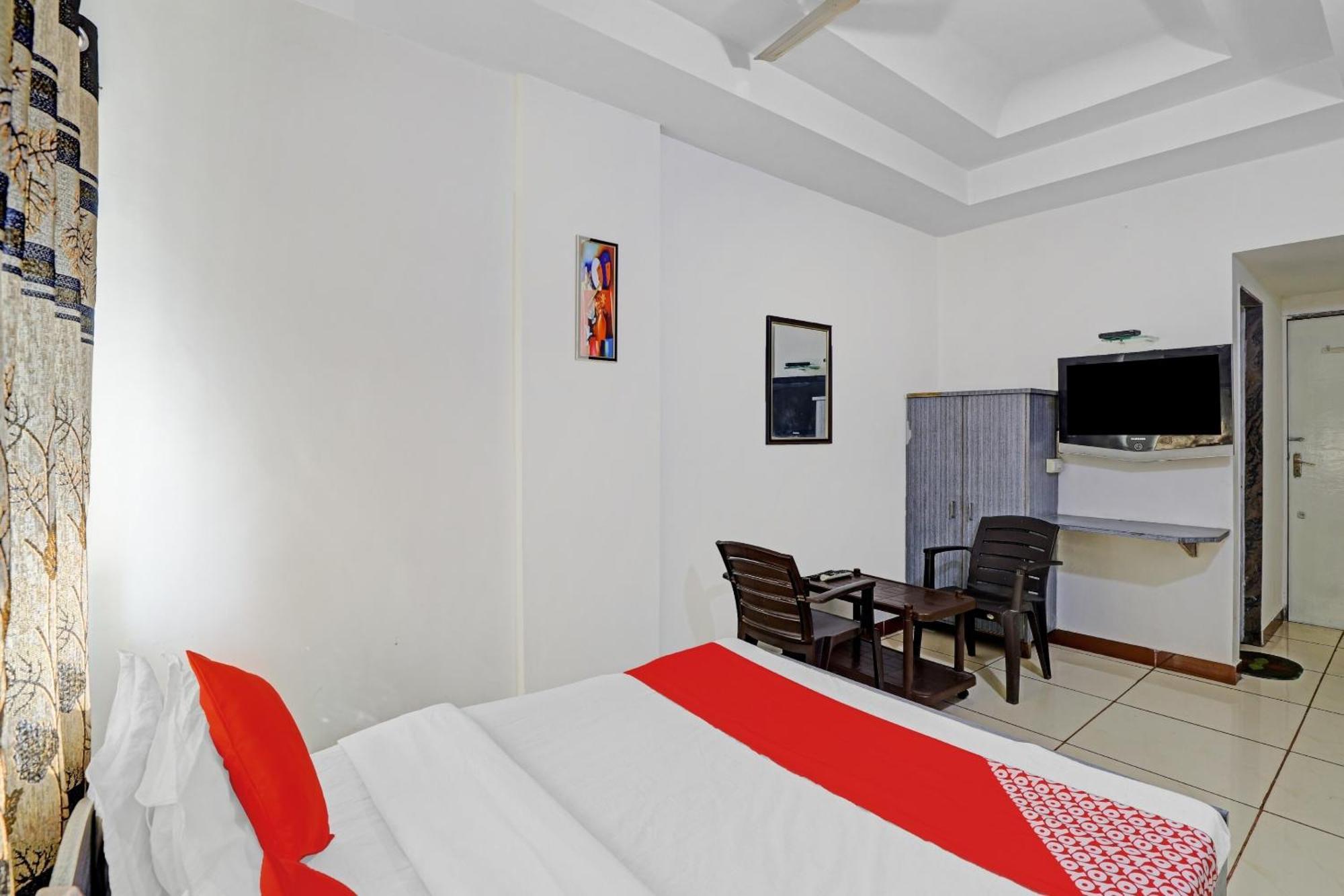 Hotel Velvet Rajkot Exterior photo