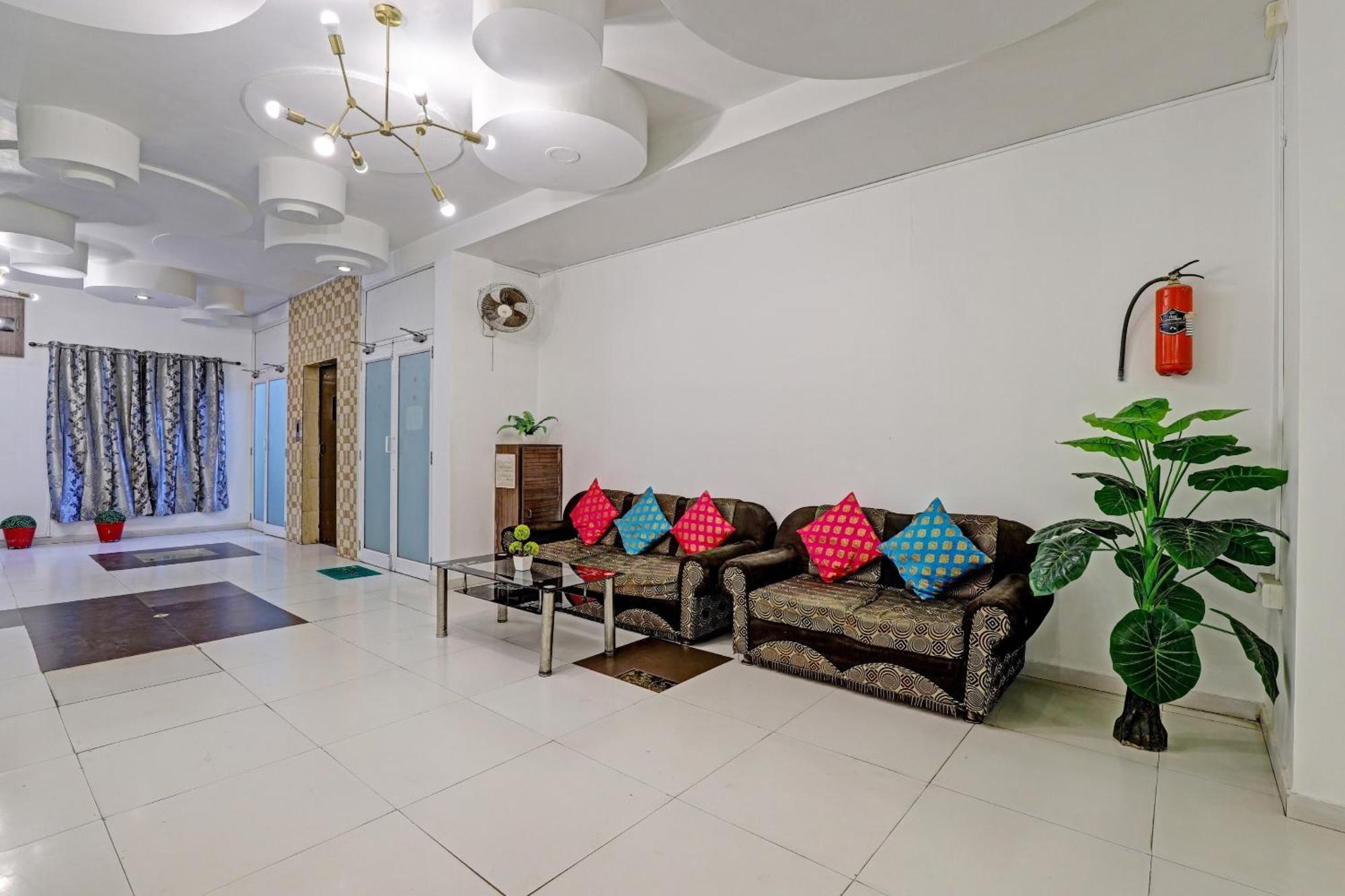 Hotel Velvet Rajkot Exterior photo