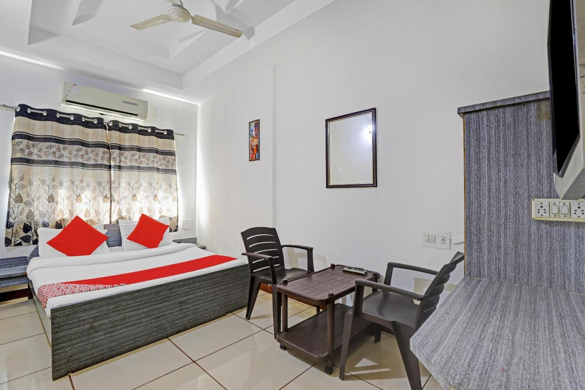 Hotel Velvet Rajkot Exterior photo