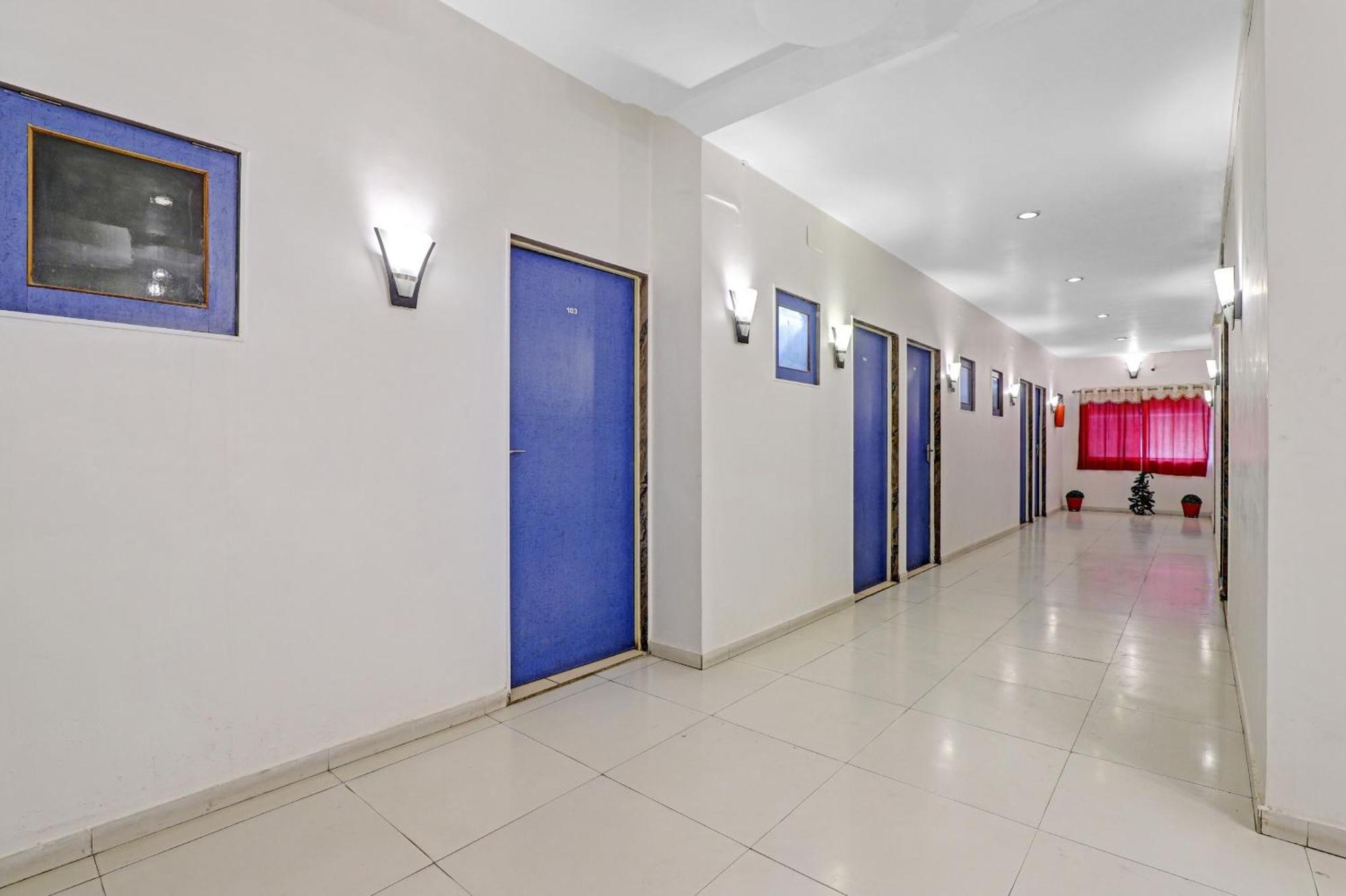 Hotel Velvet Rajkot Exterior photo