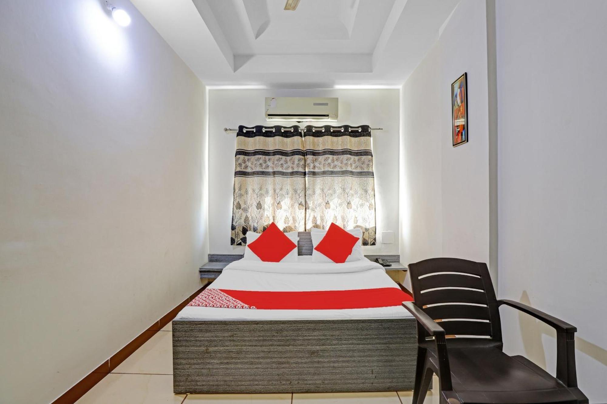 Hotel Velvet Rajkot Exterior photo