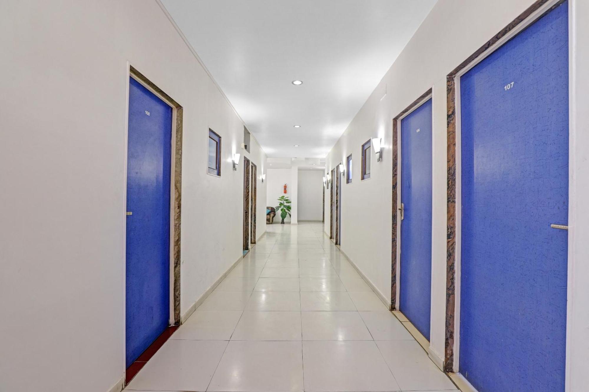 Hotel Velvet Rajkot Exterior photo